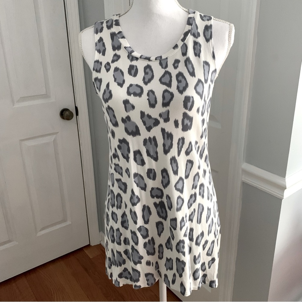 Logo Lori Goldstein Leopard Print Sleeveless Tunic Top